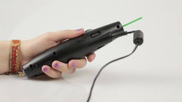 An die Steckdose angeschlossener 3Doodler.